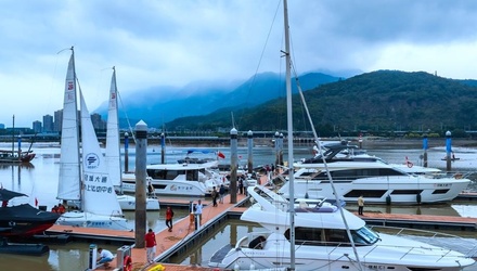 So many yachts! Let's go for strolling around!