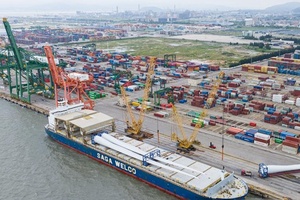 Eight High-power Wind Turbine Blades in Fuqing Set off for Britain