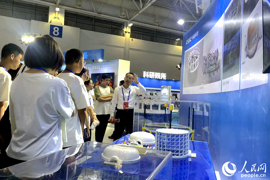 工作人员向前来参观的学生讲解先进装备。人民网记者 林盈摄 工作人员向前来参观的学生讲解先进装备。人民网记者 林盈摄