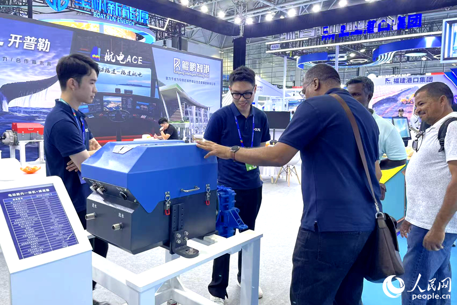 大会期间,不少海外参会者参观咨询。人民网记者 林盈摄 大会期间,不少海外参会者参观咨询。人民网记者 林盈摄