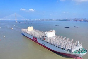 国产世界级“海上巨无霸”试航