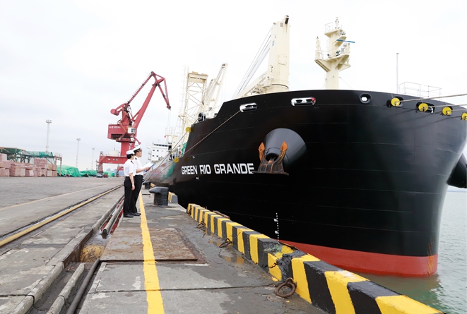 “中国造”全球最大专业纸浆船靠泊厦门