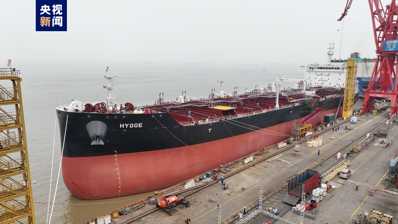 5万吨级新型绿色多用途化学品成品油船交付