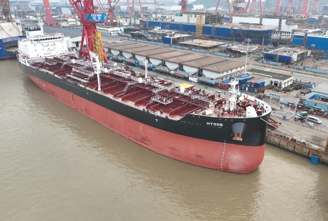 5万吨级新型绿色多用途化学品成品油船交付