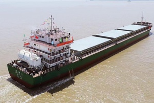 首次！万吨级江海直达船通过三峡大坝