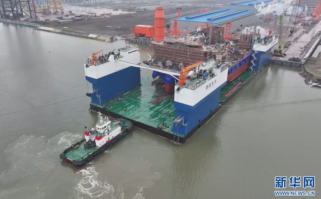 广东江门造江海移动船坞成功出运大型风电装备