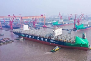 中国船舶沪东中华首现4艘1.3万TEU双燃料箱船同框