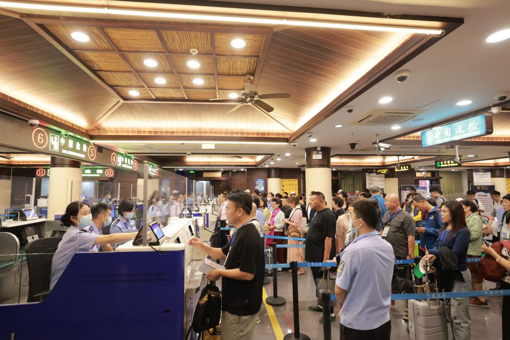以三亚为母港的“梦想”号国际邮轮启航